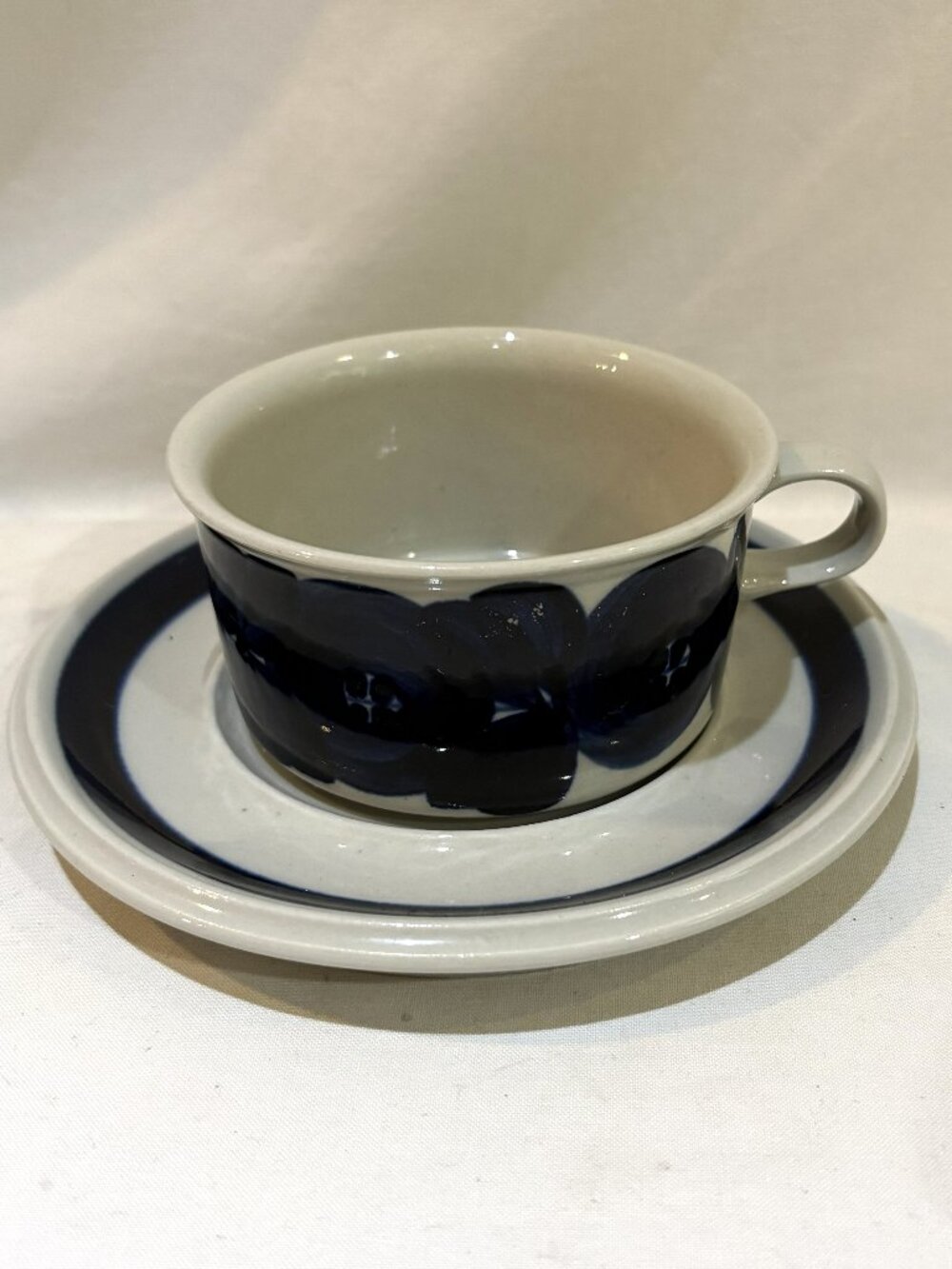 ARABIA FINLAND Anemone Ulla Procope Coffee Cup & Saucer Hand Painted Signed